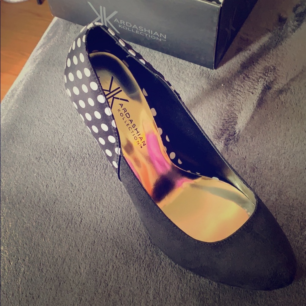 Black pumps